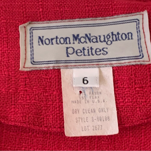 NORTON MCNAUGHTON. Red jacket, cropped. Button closure. Perfect for even… - Picture 4 of 7